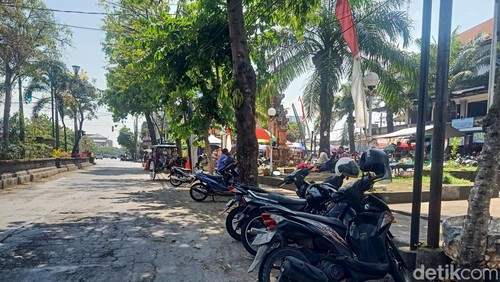 Kondisi parkir kendaraan pengunjung pasar di depan Pasar Ijo Gading, Kecamatan Jembrana, Kabupaten Jembrana, Kamis (2/11/2023). (I Putu Adi Budiastrawan/detikBali)