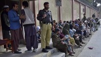 Pemerintah mengatakan akan mulai menangkap warga Afghanistan yang tidak memiliki dokumen dan membawa mereka ke pusat penampungan baru, di mana mereka akan diproses dan dikembalikan secara paksa ke Afghanistan. (AP Photo/Arshad Butt)