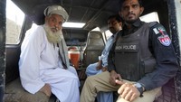 Pasukan keamanan Pakistan mulai menangkap, menahan dan mendeportasi puluhan warga Afghanistan yang tinggal di negara itu secara ilegal. (AP Photo/Fareed Khan)