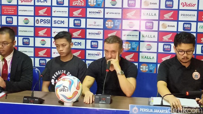 Pelatih Persija Jakarta Thomas Doll saat jumpa pers usai pertandingan.
