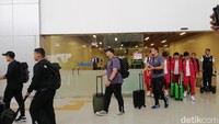 rombongan Timnas Indonesia yang dipimpin Bima Sakti langsung memasuki bus yang telah disiapkan PSSI. Dan langsung menuju hotel.