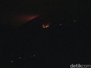 Titik Api Gunung Penanggungan Masih Terlihat Membara dari Sidoarjo