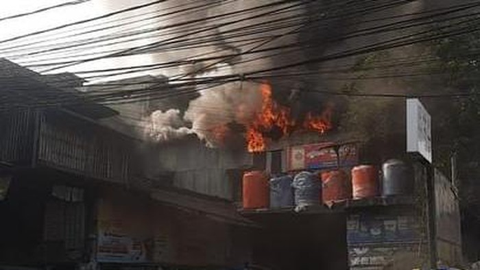 Toko yang menjual bahan bangunan di Cilandak, Jakarta Selatan (Jaksel), terdampak kebakaran. Sebanyak 6 orang dilaporkan terluka akibat peristiwa tersebut. (IG @humasjakfire)