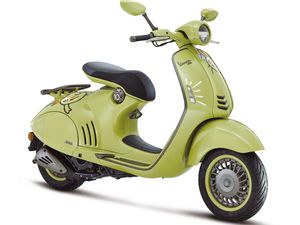 Vespa 946 10 Anniversario Limited Edition Meluncur di RI, Harganya Ngagetin!