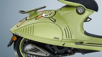 Semua detail yang disematkan pada Vespa 946 10° Anniversario  dibuat dengan hasil akhir berwarna logam bakar yang hangat, dan dilengkapi sadel berlapisan ganda warna hitam yang memiliki detail jahitan, dikerjakan menggunakan tangan dengan jarum dan benang. Hal serupa juga dilakukan terhadap pegangan tangan pada motor ini. Foto: Dok. Vespa Indonesia