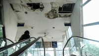 Fasilitas yang ada di eskalator JPO Salemba Carolus juga tidak terawat. Terlihat bagian plafon yang bolong.