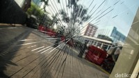 Kaca di fasad terlihat retak.