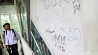 Vandalisme tampak di salah satu sudut yang membuat JPO makin tidak terawat.