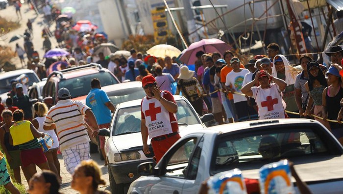 People queue for supplies, in the aftermath of Hurricane Otis, in the Puerto Marquez neighborhood, in Acapulco, Mexico, November 1, 2023. Reuters/Jose Luis Gonzalez