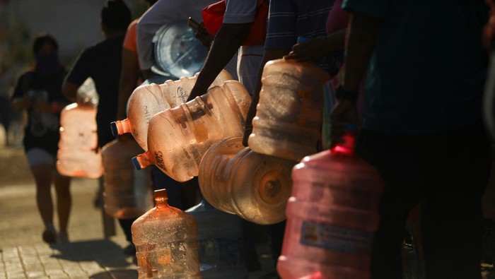 People queue to fill up bottles with drinking water, in the aftermath of Hurricane Otis, in Acapulco, Mexico, November 1, 2023. REUTERS/Jose Luis Gonzalez