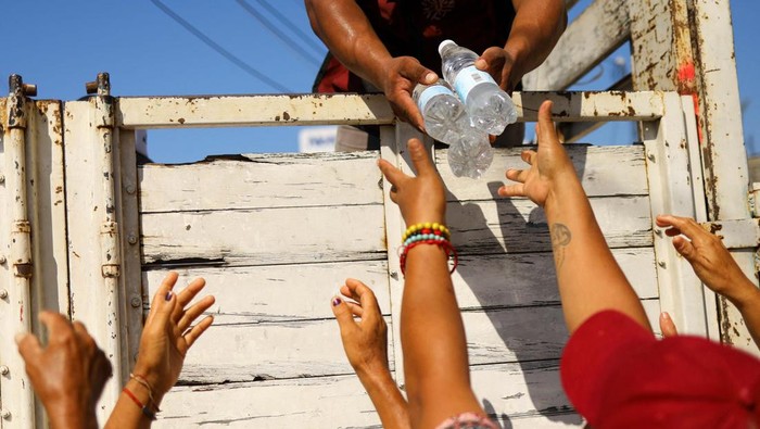 People queue for supplies, in the aftermath of Hurricane Otis, in the Puerto Marquez neighborhood, in Acapulco, Mexico, November 1, 2023. Reuters/Jose Luis Gonzalez
