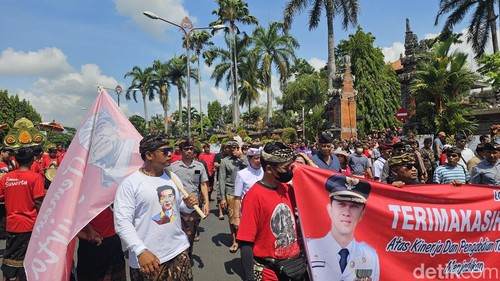 Warga menyambut I Nyoman Suwirta yang resmi melepas jabatannya sebagai Bupati Klungkung.