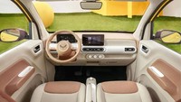 Selebihnya, mobil listrik ini dibekali layar entertainment 8 inci yang mendukung berbagai metode koneksi termasuk Bluetooth dan USB. Di lingkar kemudi juga disematkan kontrol audio dan musik. Foto: Carnewschina