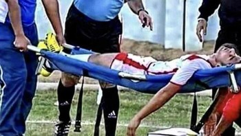 Mohon maaf nih wasit, pemainnya masih berbaring itu. Foto: (Bored Panda).