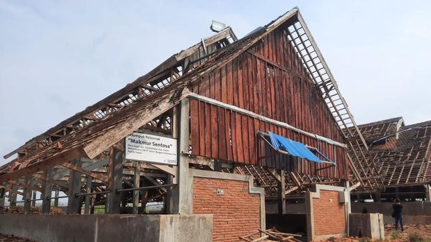 angin puting beliung di tuban