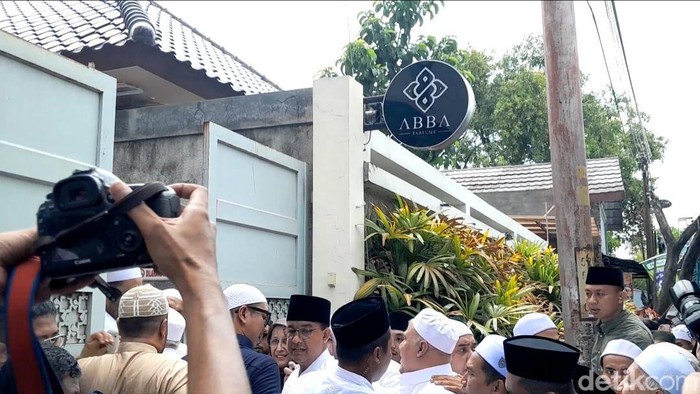 Anies Baswedan memasuki toko milik Habib Sheikh di Solo di sela menghadiri Haul ke-112 Habib Ali bin Muhammad Al Habsyi, Sabtu (4/11/2023).