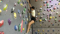 Anya Geraldine mencoba wall climbing. Foto: Instagram Anya Geraldine