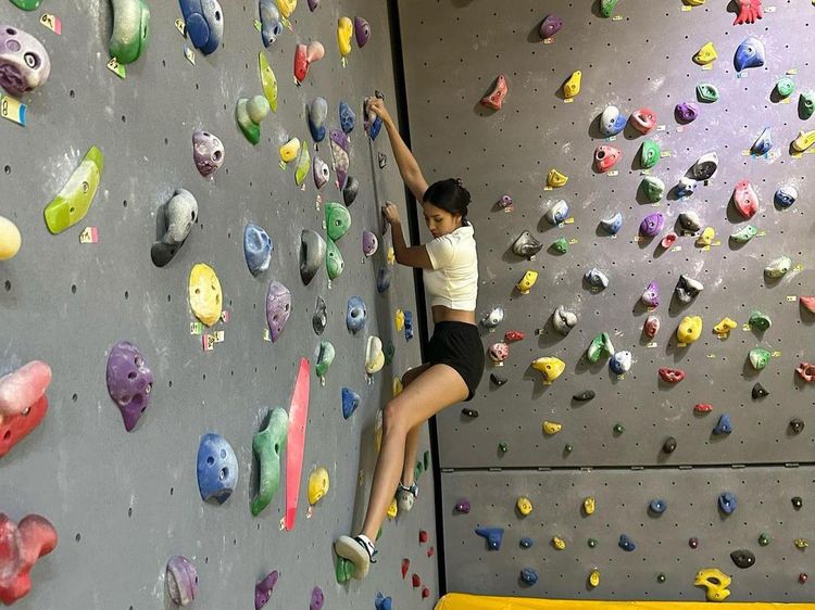Anya Geraldine Wall Climbing, Kaki Jenjang Jadi Sorotan