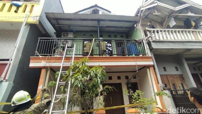 Asap masih terus mengebul dari rumah di Koja, Jakut. Pemadam kebakaran pun kembali diturunkan (Tina Susilawati/detikcom)