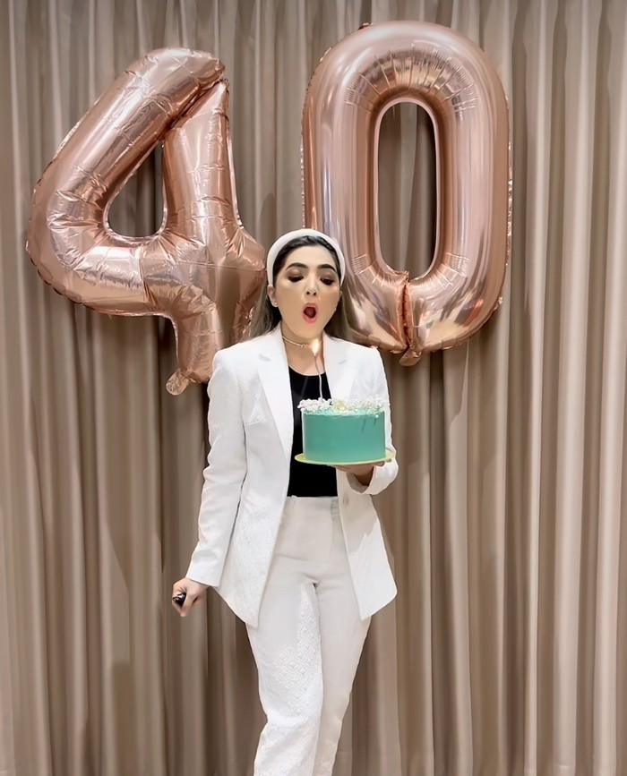 Ashanty Rayakan Ulang Tahun yang ke-40 Pakai Kue Berhias Bunga Ashanty Rayakan Ulang Tahun yang ke-40 Pakai Kue Berhias Bunga