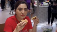 Begitu juga saat video Ashanty kulineran di Bangkok. Ia kalap mencicipi berbagai makanan seperti pancake rasa kelapa yang diberinya nilai 8/10. Foto: Instagram