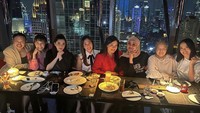 Memiliki geng pertemanan bernama Geng Cendol, Ashanty selalu hadir di setiap acara makan hingga acara ngopi bareng teman-temannya ini. Foto: Instagram