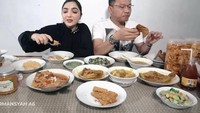Ashanty juga sering kulineran bersama sang suami, yaitu Anang. Keduanya kompak lebih memilih menu makanan tradisional ketimbang makanan ala Western. Foto: Instagram