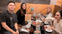 Bareng Krisdayanti dan kedua anaknya, acara makan hotpot ini membuat mereka semakin akrab dan harmonis. Foto: Instagram
