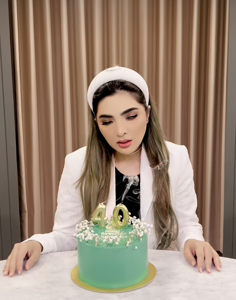 Ashanty Rayakan Ulang Tahun yang ke-40 Pakai Kue Berhias Bunga