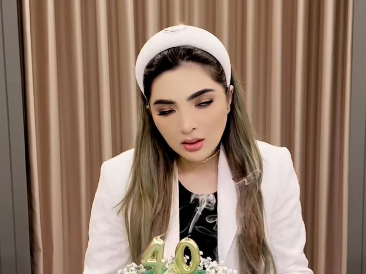 Ashanty Rayakan Ulang Tahun yang ke-40 Pakai Kue Berhias Bunga