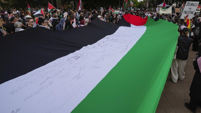 Protesters push prams during a pro-Palestinian rally in Sydney, Australia, Saturday, Nov. 4, 2023, in support of Palestinians caught up in the war between Israel and Hamas. (AP Photo/Mark Baker)