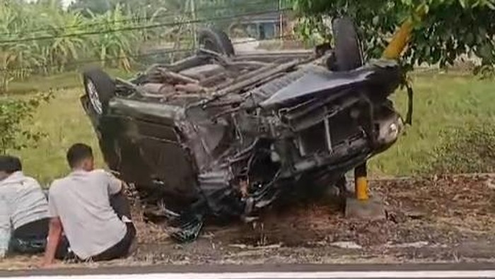 Avanza kebut-kebutan lalu oleng dan terbalik tewaskan pengendara motor di Bojonegoro