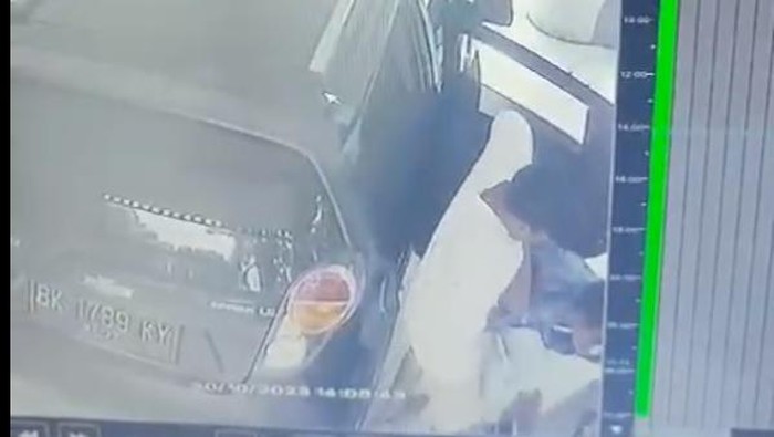 Ayah dosen UINSU saat dibawa ke rumah sakit oleh pemobil yang diduga menabraknya. (Istimewa)