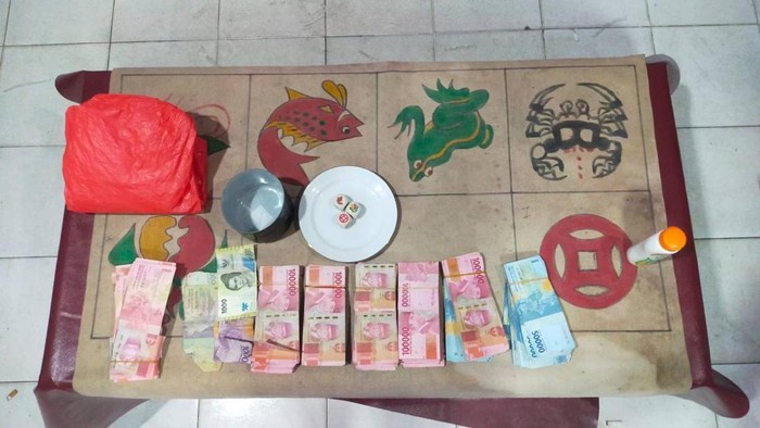 Barang bukti judi kodok-kodok yang diamankan di Bangka Tengah.