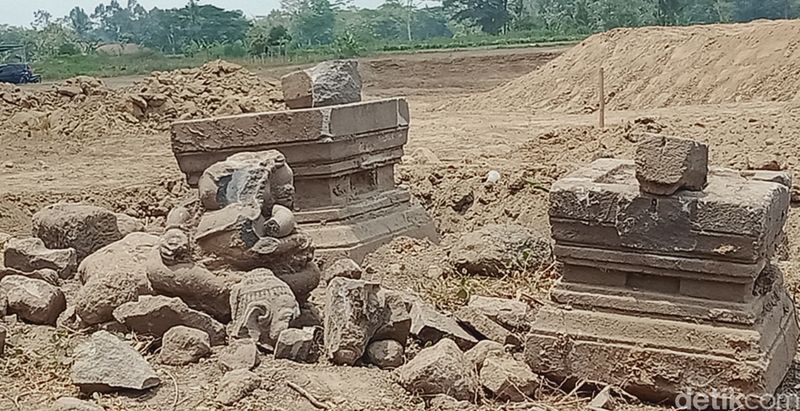 Batu Yoni dan arca di dekat arena motocross Desa Leses, Kecamatan Manisrenggo, Klaten, Sabtu (4/11/2023).