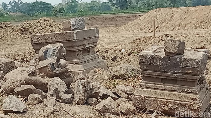 Batu Yoni dan arca di dekat arena motocross Desa Leses, Kecamatan Manisrenggo, Klaten, Sabtu (4/11/2023).