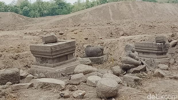Batu Yoni dan arca di dekat arena motocross Desa Leses, Kecamatan Manisrenggo, Klaten, Sabtu (4/11/2023).