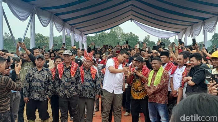 Bobby VC Jokowi saat peletakan batu pertama Monumen Juma Jokowi di LMD, Karo (Nizar Aldi/detikSumut)