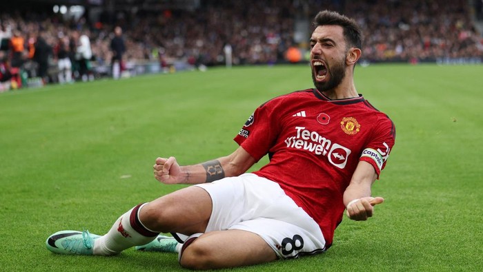Soccer Football - Premier League - Fulham v Manchester United - Craven Cottage, London, Britain - November 4, 2023 Manchester Uniteds Bruno Fernandes celebrates scoring their first goal REUTERS/Hannah Mckay NO USE WITH UNAUTHORIZED AUDIO, VIDEO, DATA, FIXTURE LISTS, CLUB/LEAGUE LOGOS OR LIVE SERVICES. ONLINE IN-MATCH USE LIMITED TO 45 IMAGES, NO VIDEO EMULATION. NO USE IN BETTING, GAMES OR SINGLE CLUB/LEAGUE/PLAYER PUBLICATIONS.