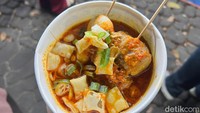 Ini dia semangkuk sate tusuk yang dimasak dengan cara direbus. DetikFood meminta penyajiannya dengan kuah tomyum yang rasanya pedas, asam, dan gurih. Foto: Detikcom / Atiqa Rana
