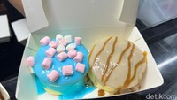Satu paket isi dua souffle pancake dibanderol dengan harga Rp 25 ribu. Rasanya bervariasi, salah satunya matcha dan cokelat. Foto: Detikcom / Atiqa Rana