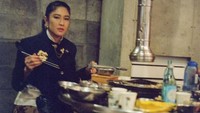 Gaya kecenya tak hanya tampak di Indonesia. Saat Dian Sastro pergi ke Korea Selatan, ia dengan percaya diri menikmati Korean BBQ mengenakan beskap Jawa. Foto: Instagram/therealdisastr