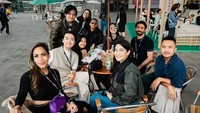 Bersama rekan-rekan artis lainnya, Dian Sastro menikmati waktunya di Korea Selatan. Mereka juga sempat hangout untuk sekadar bersantai dan menyantap camilan. Foto: Instagram/therealdisastr