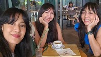 Sibuk shooting bukan halangan bagi Dian Sastro untuk tetap bersosialisasi. Ia selalu menyempatkan diri untuk mengunjungi kafe yang nyaman bersama sahabat-sahabatnya. Foto: Instagram/therealdisastr