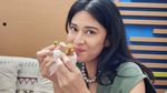 Momen Dian Sastro Pemeran Gadis Kretek Saat Makan Korean BBQ Pakai Beskap