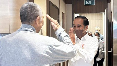 Foto: Jokowi Jenguk Luhut di Singapura