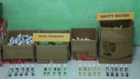 Wahyu menyebut dari jumlah total barang bukti yang diamankan, ada 426 bungkus keripik pisang berbagai ukuran dan 2.022 botol happy water dan masih ada 10 kilogram bahan baku narkobanya.