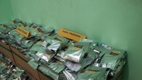 Selanjutnya pada Kamis (2/11/2023), polisi melakukan pengungkapan dan penangkapan terhadap pengiriman barang yang dilakukan di daerah Cimanggis, Depok, Jawa Barat dan menemukan happy water dan keripik pisang.