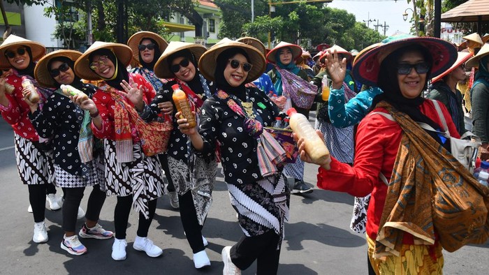 Peserta kirab jamu gendong memberikan jamu kepada pengunjung dalam Festival Jamu Gendong Nusantara di Kota Madiun, Jawa Timur, Sabtu (4/11/2023). Festival tersebut diikuti 1.300 warga perwakilan dari kelurahan dan pelaku usaha jamu gendong guna menyosialisasikan dan membudayakan kembali minum jamu tradisional resep racikan warisan leluhur. ANTARA FOTO/Siswowidodo/nym.