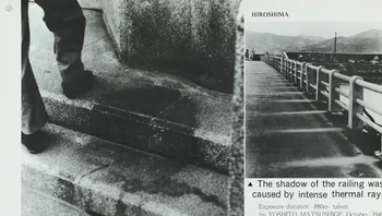Ketika bom atom dijatuhkan di Hiroshima di 6 Agustus 1945, ia membakar manusia dengan sangat cepat sehingga “bayangan” mereka tertinggal di permukaan. Foto di atas, Bayangan Manusia Terukir di Batu, menggambarkan seorang pria duduk di tangga di luar Bank Sumitomo di Hiroshima, Jepang, sekitar 800 kaki dari bom atom ketika diledakkan. Dia begitu dekat dengan titik ledakan sehingga menguap. Bayangan semacam ini juga dikenal sebagai “bayangan kematian”. Foto: Insider